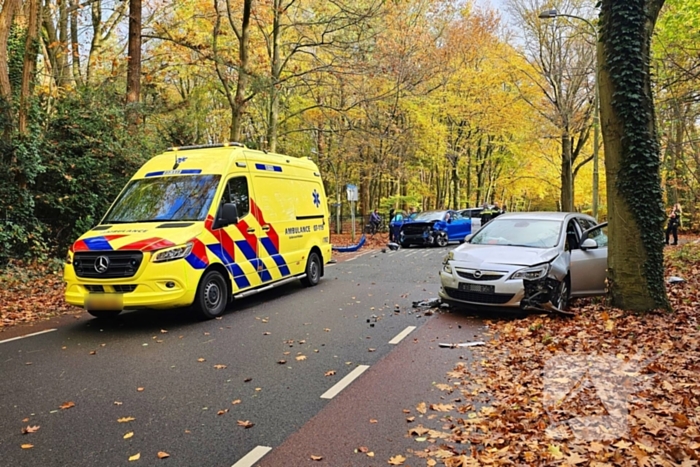 Flinke schade bij botsing tussen twee personenwagens