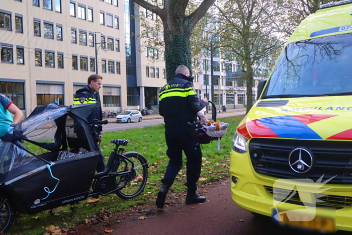 Persoon op bakfiets glijdt onderuit door bladeren op fietspad