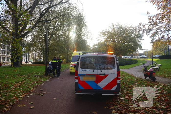 Persoon op bakfiets glijdt onderuit door bladeren op fietspad