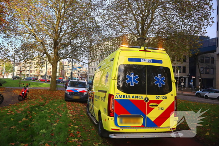 Persoon op bakfiets glijdt onderuit door bladeren op fietspad