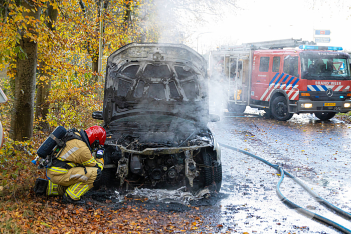 Brandweer blust brand in personenauto