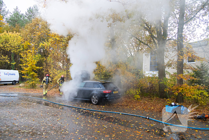 Brandweer blust brand in personenauto