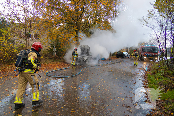 Brandweer blust brand in personenauto