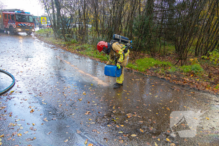 Brandweer blust brand in personenauto