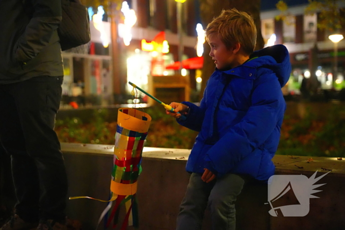 Kinderen vieren Sint Maarten in de St Josephkerk