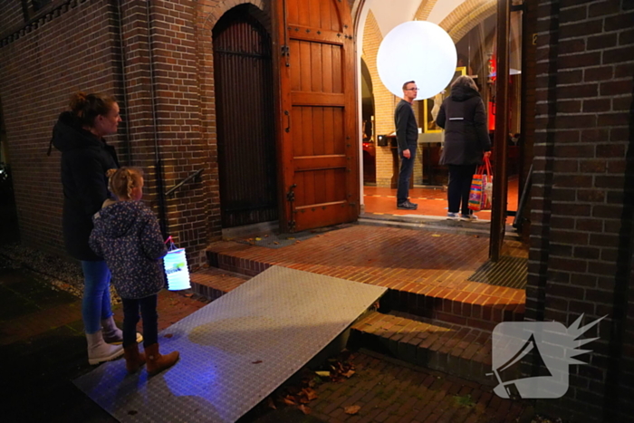 Kinderen vieren Sint Maarten in de St Josephkerk