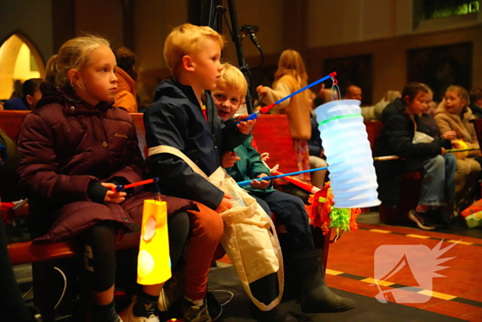 Kinderen vieren Sint Maarten in de St Josephkerk