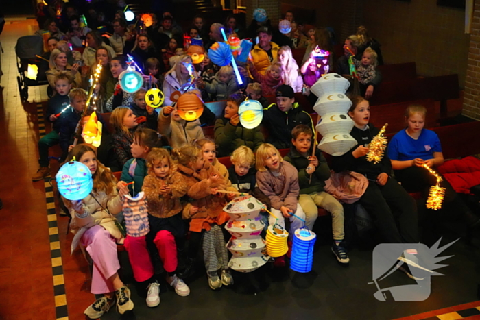 Kinderen vieren Sint Maarten in de St Josephkerk