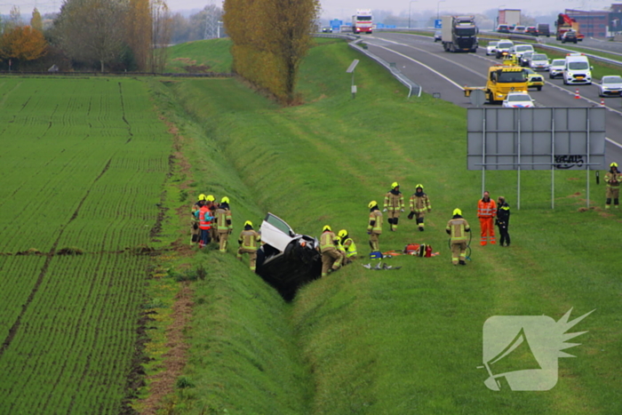 Automobiliste uit auto gehaald na crash vanaf snelweg