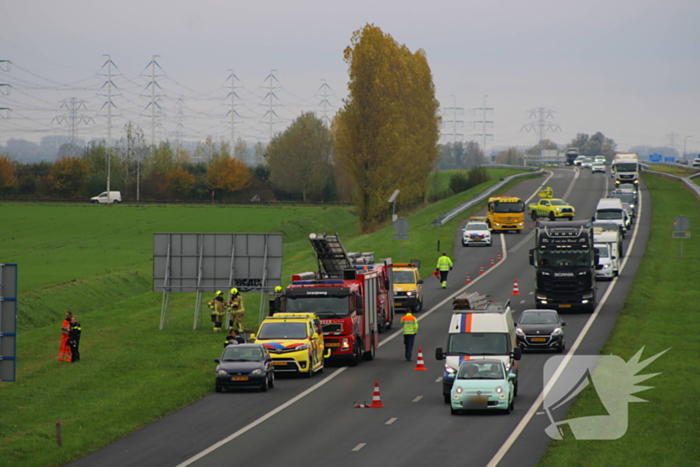 Automobiliste uit auto gehaald na crash vanaf snelweg