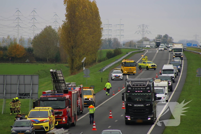 Automobiliste uit auto gehaald na crash vanaf snelweg