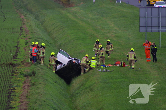 Automobiliste uit auto gehaald na crash vanaf snelweg