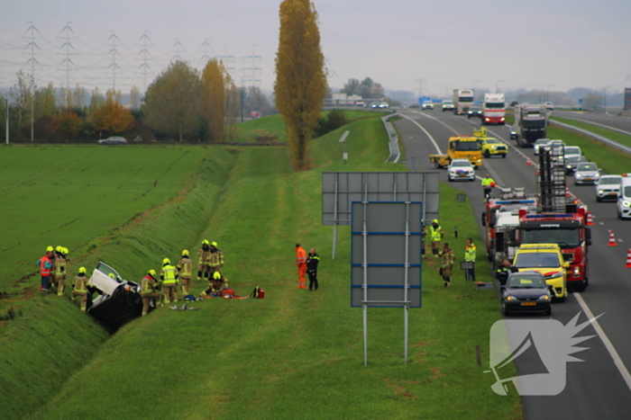 Automobiliste uit auto gehaald na crash vanaf snelweg