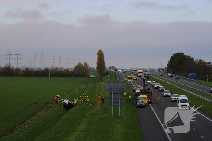 Automobiliste uit auto gehaald na crash vanaf snelweg