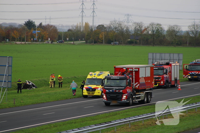 Automobiliste uit auto gehaald na crash vanaf snelweg