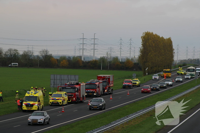 Automobiliste uit auto gehaald na crash vanaf snelweg