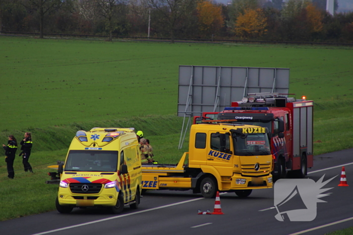 Automobiliste uit auto gehaald na crash vanaf snelweg