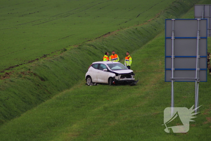 Automobiliste uit auto gehaald na crash vanaf snelweg