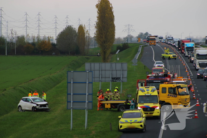 Automobiliste uit auto gehaald na crash vanaf snelweg