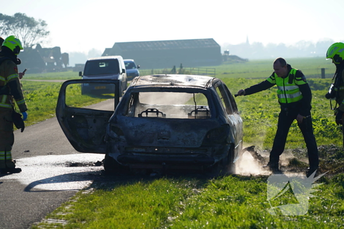 Persoon zwaargewond na brand in personenauto