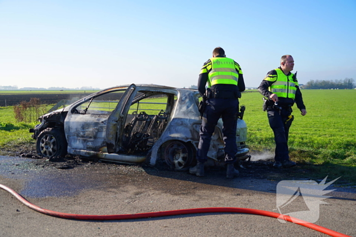 Persoon zwaargewond na brand in personenauto