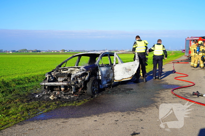 Persoon zwaargewond na brand in personenauto