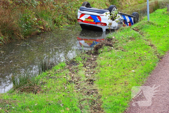 Politievoertuig belandt op de kop in sloot na achtervolging