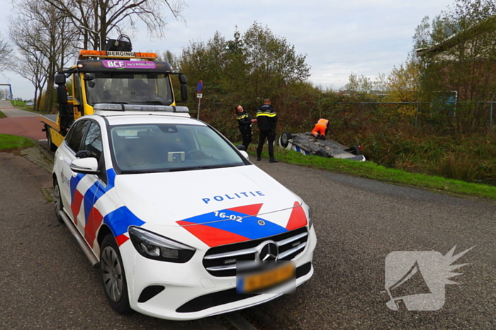 Politievoertuig belandt op de kop in sloot na achtervolging