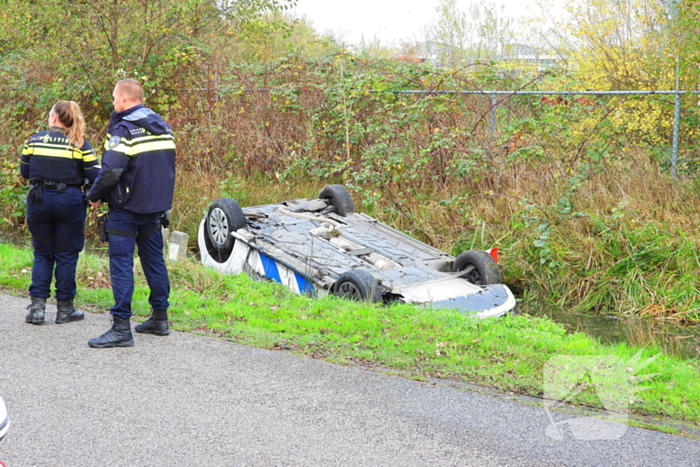 Politievoertuig belandt op de kop in sloot na achtervolging