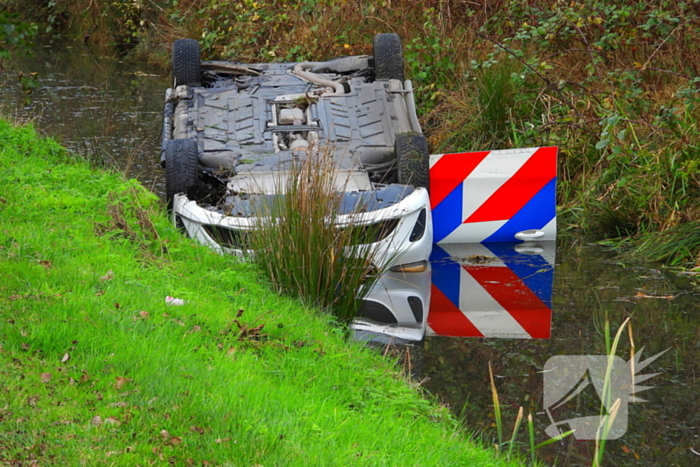 Politievoertuig belandt op de kop in sloot na achtervolging