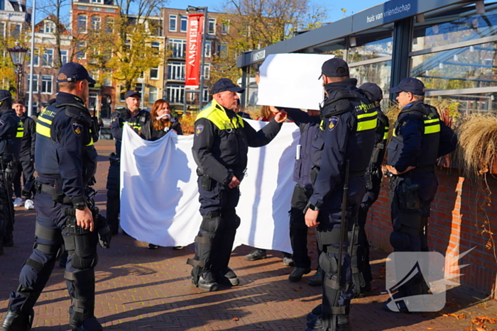 Tien activisten aangehouden bij protest