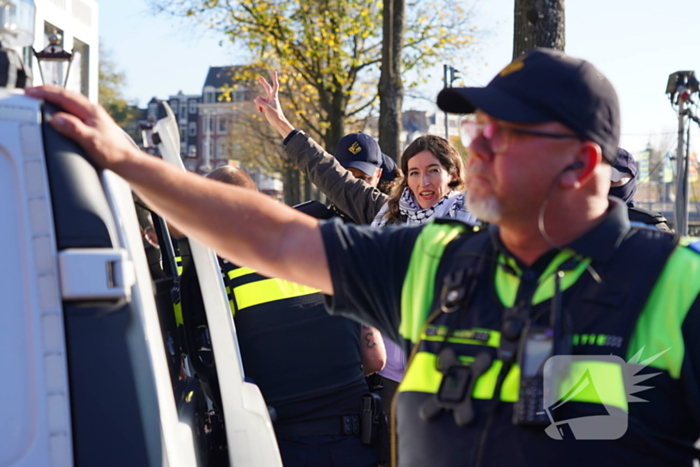 Tien activisten aangehouden bij protest