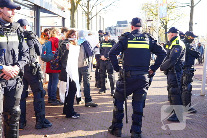 Tien activisten aangehouden bij protest