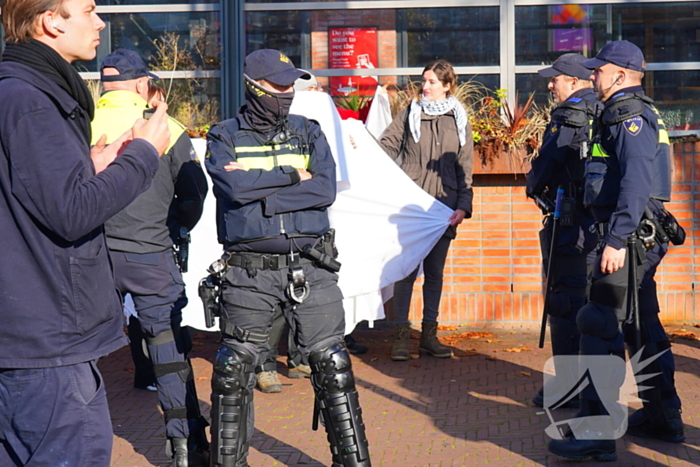 Tien activisten aangehouden bij protest