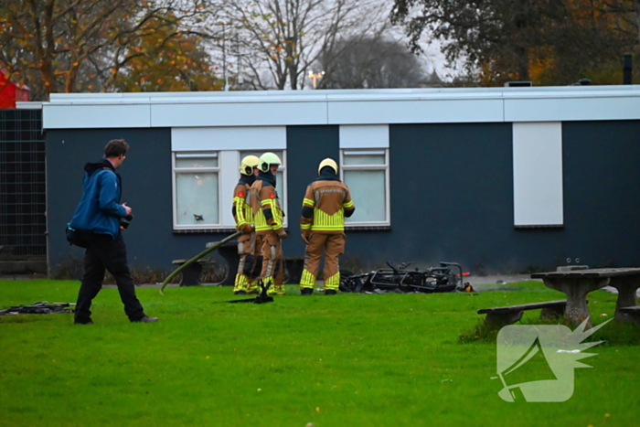 Scooter volledig uitgebrand naast pand