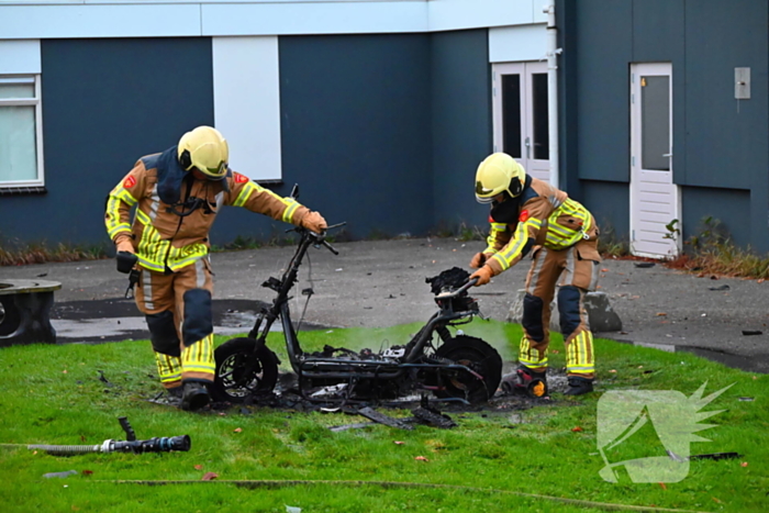 Scooter volledig uitgebrand naast pand