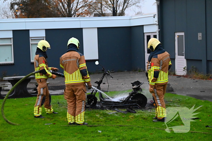 Scooter volledig uitgebrand naast pand