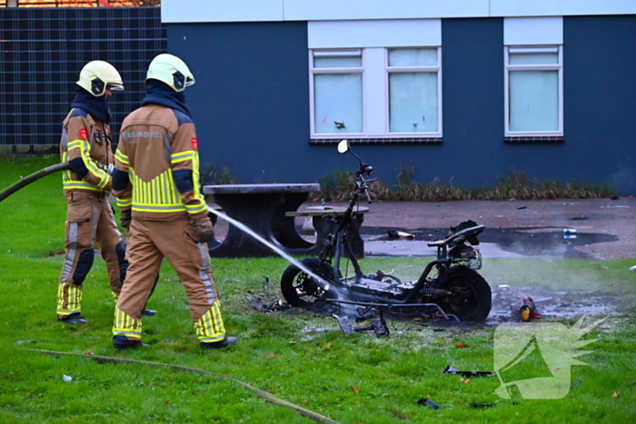 Scooter volledig uitgebrand naast pand