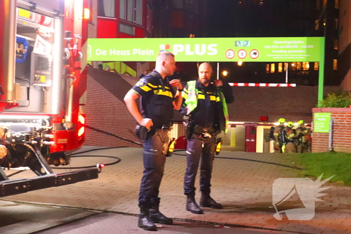 Brandweer groots ingezet voor brand in parkeergarage