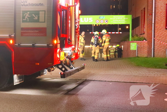 Brandweer groots ingezet voor brand in parkeergarage