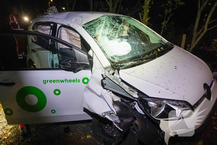 Meerdere gewonden nadat voertuig op boom klapt