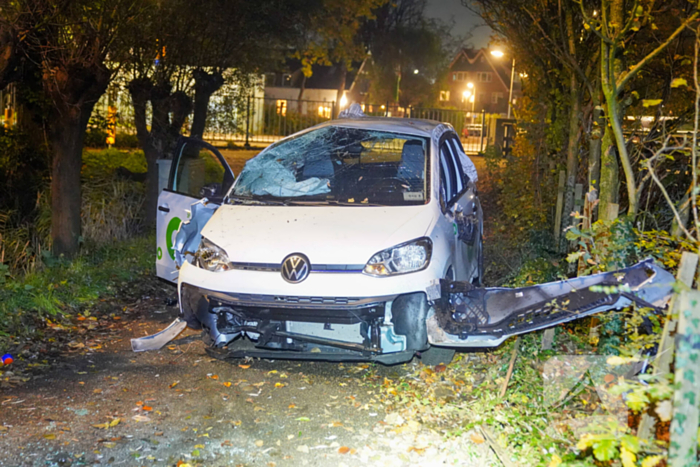 Meerdere gewonden nadat voertuig op boom klapt