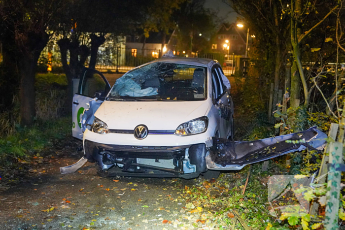 Meerdere gewonden nadat voertuig op boom klapt