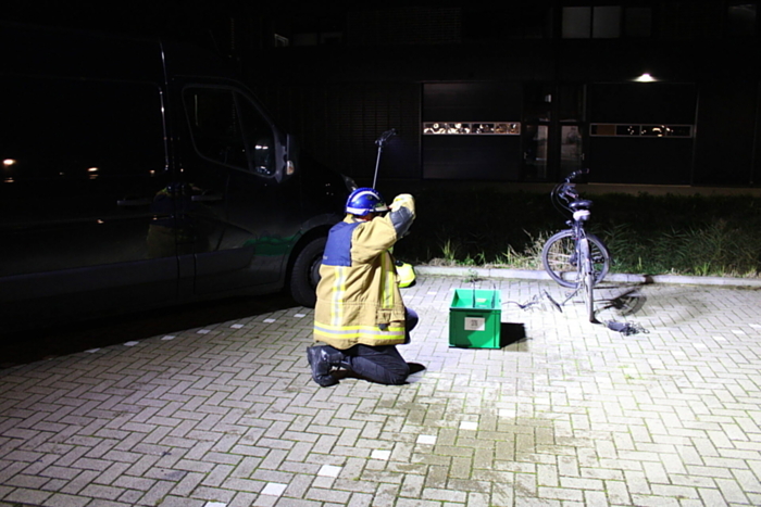 Brandweer blust brandende fietsaccu