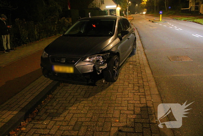 Bestuurder komt met de schrik vrij na botsing met paal