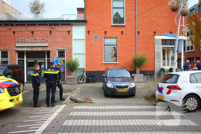 Automobilist rijdt paaltje uit de grond