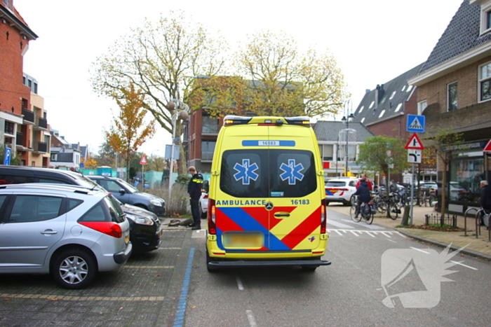 Automobilist rijdt paaltje uit de grond