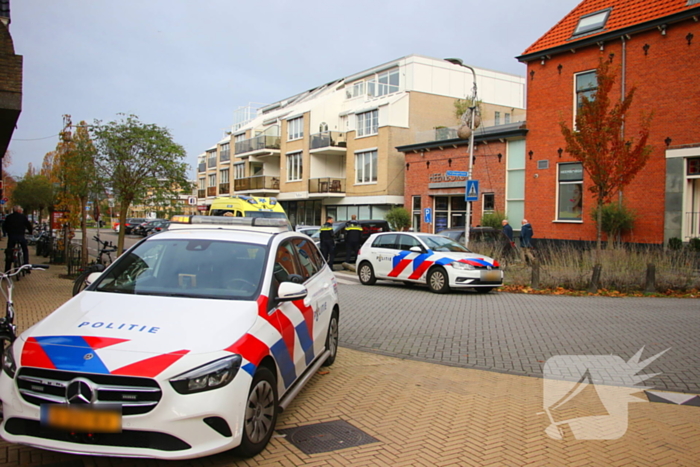 Automobilist rijdt paaltje uit de grond