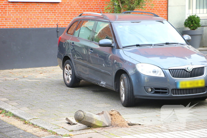 Automobilist rijdt paaltje uit de grond