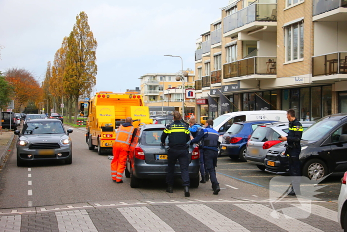 Automobilist rijdt paaltje uit de grond